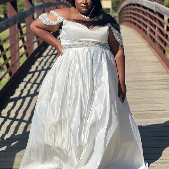 I am selling my junior year prom dress . - Picture 5 of 5